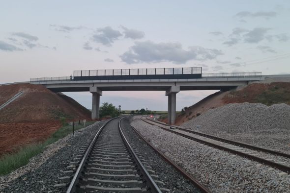 Entra el servicio el nuevo paso superior de la carretera A-2511 sobre la vía del ferrocarril de Ferreruela