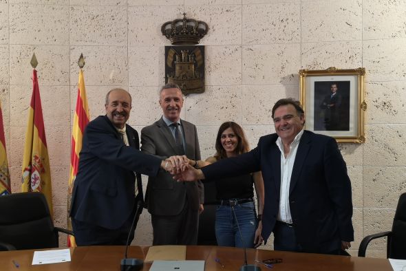 La Uned formaliza el convenio con el Ayuntamiento de Calamocha para poner en marcha el aula extendida