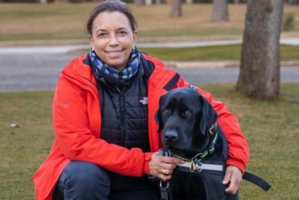 Elisenda Stewart, instructora de la Fundación Once del Perro Guía: “El perro guía, a diferencia del bastón, evita que el usuario colisione o golpee el mobiliario”