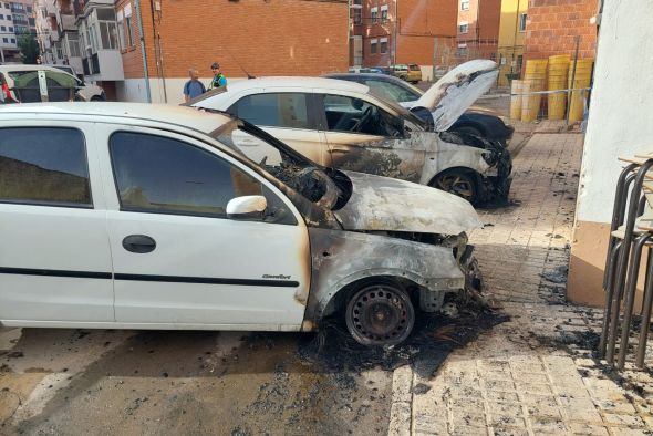 Arden dos coches por causas desconocidas en la calle Miguel de Cervantes de Teruel