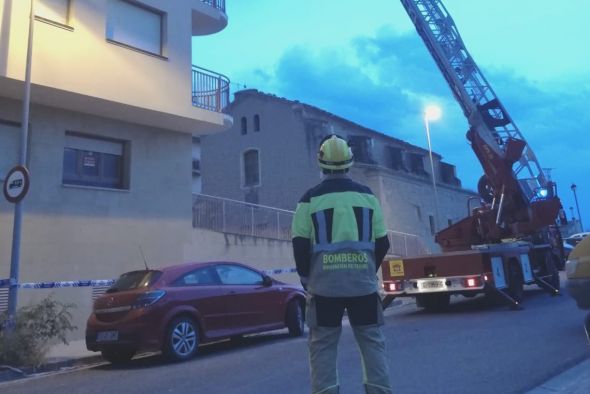 El fuerte viento durante una tormenta provoca la caída de ramas y tejas en Alcañiz