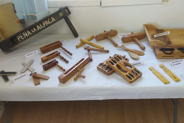 La Escuela de Música de Andorra expone la obra en madera de Agustín Martín