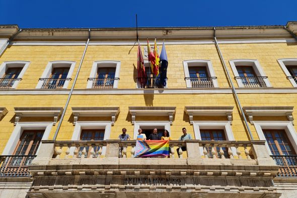 El Ayuntamiento de Teruel colabora en la semana del Orgullo LGTBIQ+ y coloca la bandera en el balcón municipal
