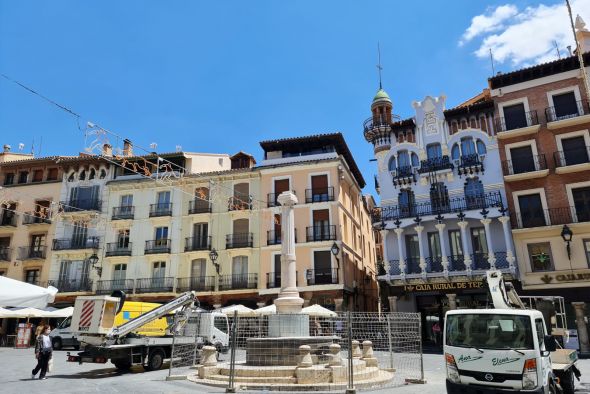 La columna que cayó el 19 de junio vuelve a la plaza del Torico