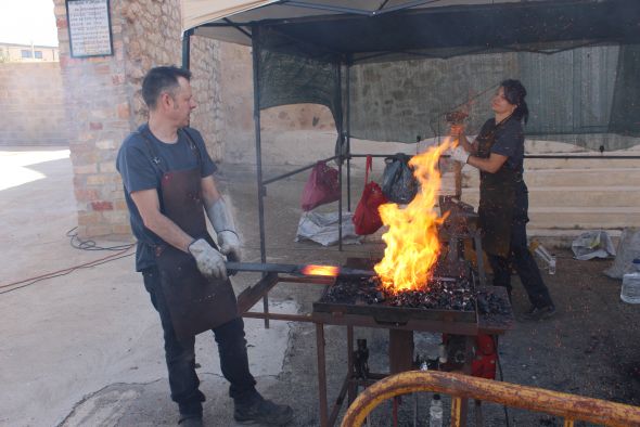 Villanueva del Rebollar abre un paseo escultórico de forja en el encuentro de herreros