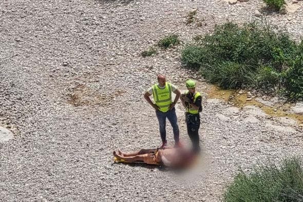 El helicóptero de la Guardia Civil rescata a una persona accidentada en La Portellada