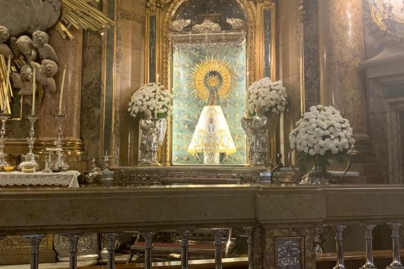 La Virgen del Pilar luce hoy el manto alusivo a las Fiestas del Ángel donado por Rosa Blasco