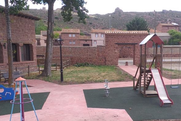 La multinacional Cemex clona el color rojizo de Rodenas para urbanizar el parque infantil
