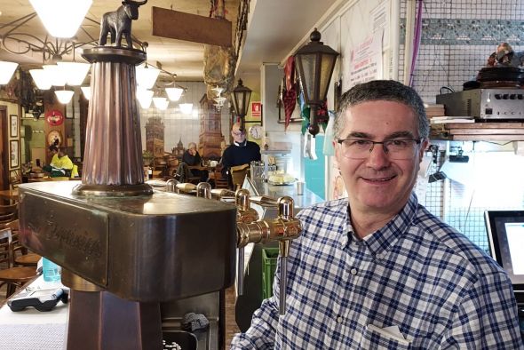 Paco Marco, propietario del bar La Esquinica, en Barcelona: La morcilla es para los de más 40; la gente joven tiene otro paladar, busca otros sabores