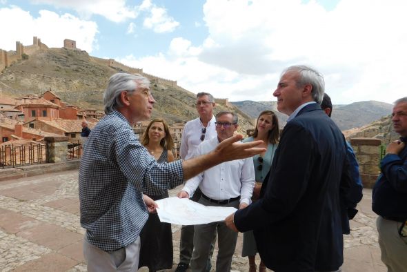Jorge Azcón reclama más compensaciones en Albarracín por los daños de los ciervos