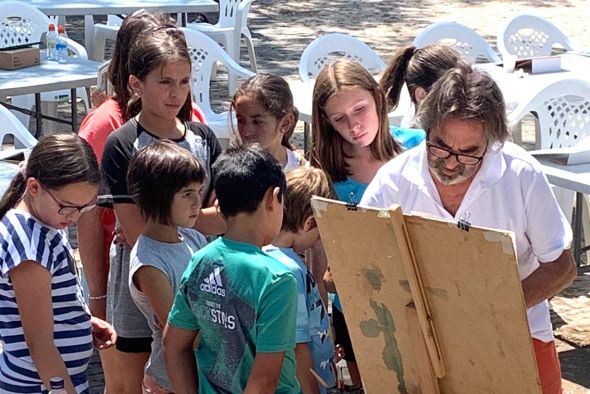 Los niños de Villarroya aprenden sobre acuarelas y patrimonio a través de su torre