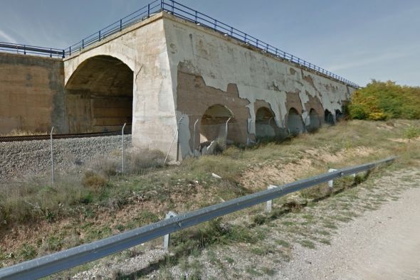 Adjudicado el arreglo del puente sobre el ferrocarril de la N-234 en Caudé