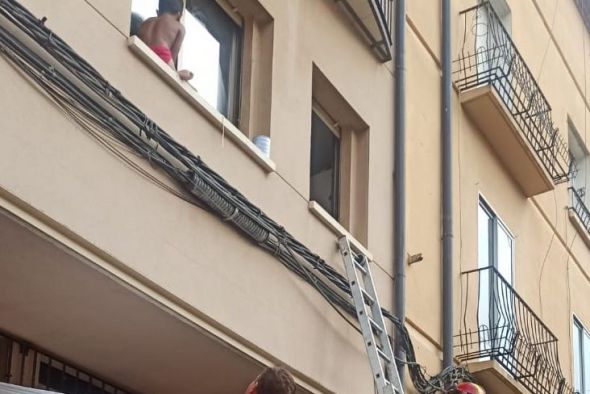 Policía Nacional, Policía Local  y Bomberos rescatan a un niño del alfeizar de una ventana con riesgo claro de caída
