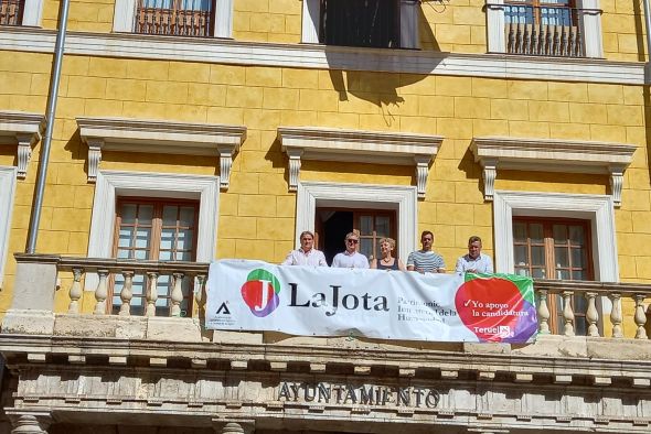 El Ayuntamiento de Teruel coloca una pancarta en la casa consistorial y se suma a la campaña #yoapoyoalajota
