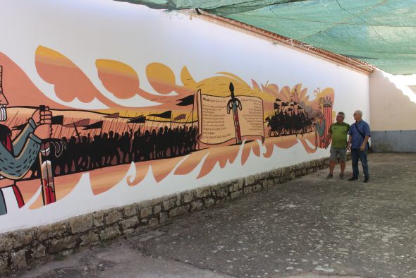 Las asociaciones de Monteagudo del Castillo instalan una veleta gigante y pintan un gran mural histórico