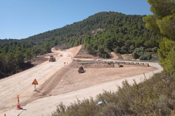 La última voladura en las obras de la carretera de Torrevelilla a Cañada será este mes