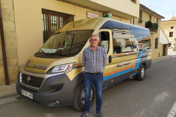 Rafael Tena Gil, chófer del Caimán desde 1995: “Me gusta dar servicio a la  gente mayor que de otra forma no podría bajar al hospital”