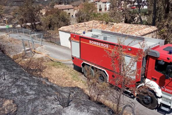 Los bomberos de la DPT llevan agua a núcleos de población de Castellón afectados por el incendio de Bejís