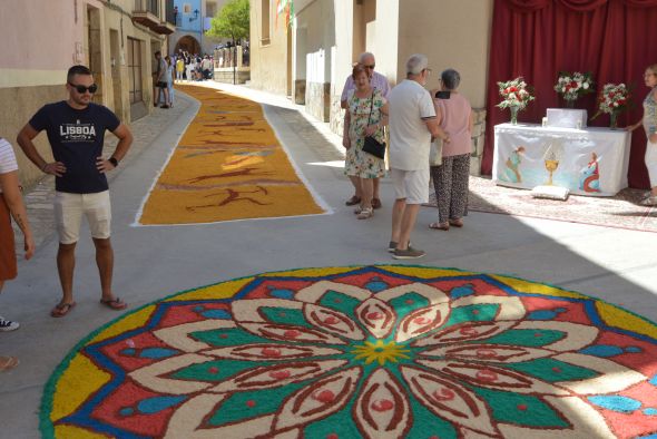 Aguaviva exhibe la fuerza  del trabajo en equipo para colorear sus alfombras más turísticas