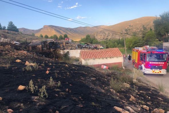 Los bomberos apagan un fuego que afectó a varias chabolas deshabitadas en la localidad de Utrillas