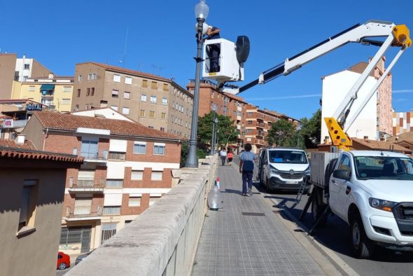 Prosiguen en Teruel los trabajos de sustitución de luminarias para implantar la tecnología led más eficiente