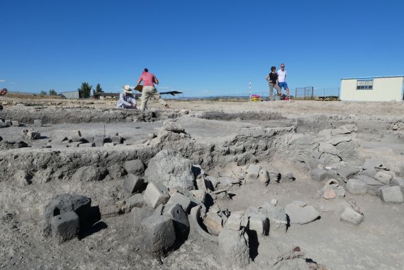 Localizan 160 pesas  de cuatro telares en dos viviendas excavadas en el yacimiento de La Caridad de Caminreal