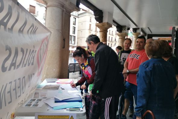 La Plataforma a Favor de los Paisajes de Teruel recoge 250 firmas en la capital contra los proyectos eólicos de la Sierra de Albarracín y el Jiloca