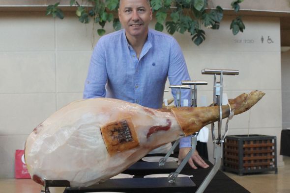 Pedro José Pérez, cortador de jamón: El corte a cuchillo es mejor siempre que se realice de forma adecuada y en loncha fina
