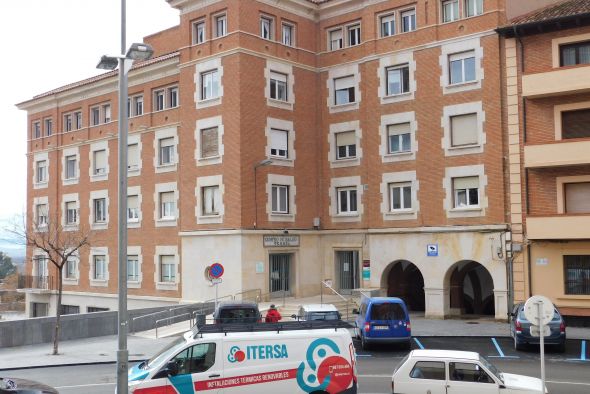 Los vecinos instan a solucionar ya el problema del ascensor del centro de salud Centro, donde no caben camillas o sillas de rueda mecanizadas