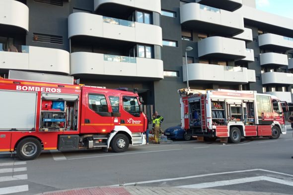 Los bomberos sofocan un incendio que se inició en el cuarto de calderas en un edificio de viviendas en Teruel