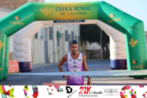 Luis Agustín para antes de la meta en una media maratón en Valencia para dejar más fácil el récord