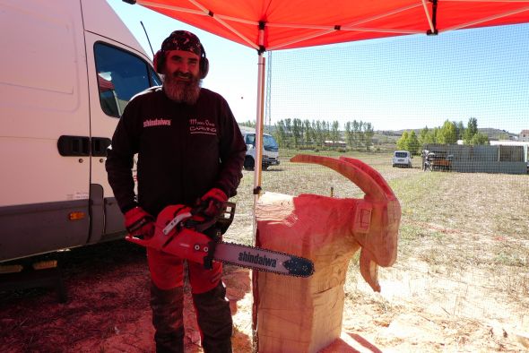 Miguel Ortiz, escultor de madera con motosierra: “Antes de tallar con la motosierra tienes que tener la figura bien esquematizada en tu cabeza”