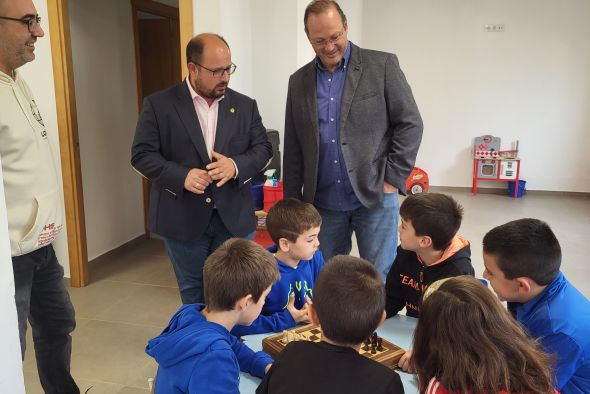 El colegio de Mora de Rubielos estrena este curso la remodelación del patio y de los accesos