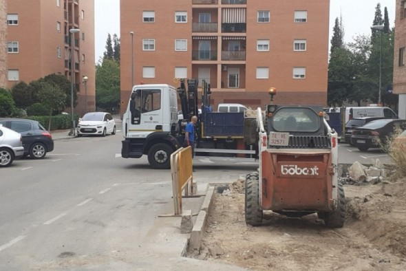 El Ayuntamiento de Alcañiz rebaja la acera de la calle Santa María para mejorar la accesibilidad