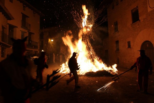 Mirambel se suma al Festival Aragón Negro con la magia de su Sanantonada