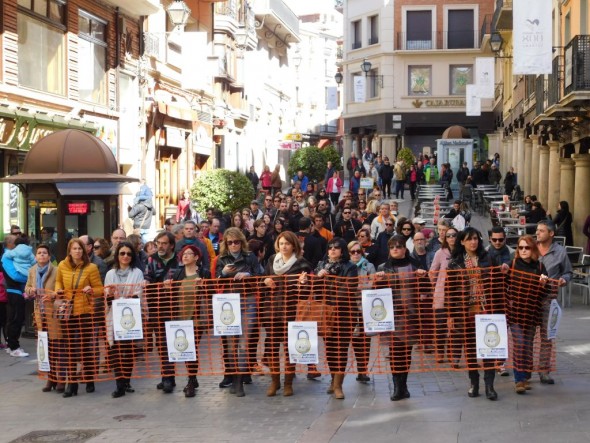 Una manifestación detrás de un muro simbólico recorre las calles de Teruel por los derechos de los desplazados