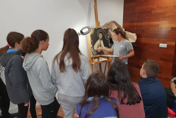 22 alumnos aprenden sobre restauración de obras de arte en el espacio de aprendizaje de la exposición sobre el 40 aniversario del Estatuto de Aragón