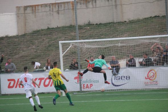 Un gol de Paki en la segunda mitad le da la primera victoria al Utrillas ante La Almunia en un partido de urgencias