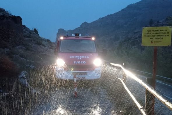 Bomberos de la DPT y el Ayuntamiento de Utrillas colaboran para habilitar un camino de emergencia por el corte de la N-420