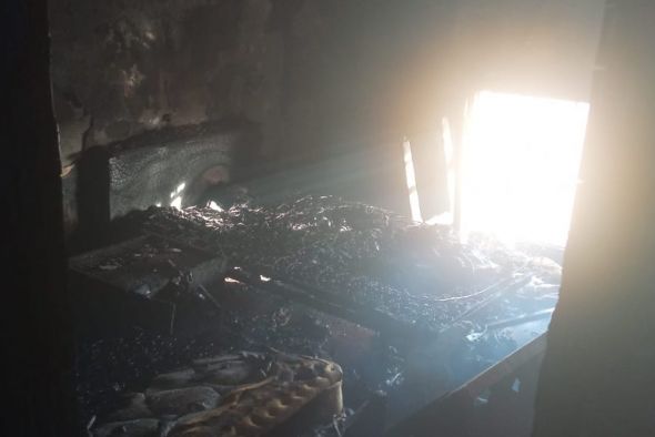 Los bomberos de la DPT sofocan un incendio en una vivienda habitada de Griegos sin que haya habido daños personales