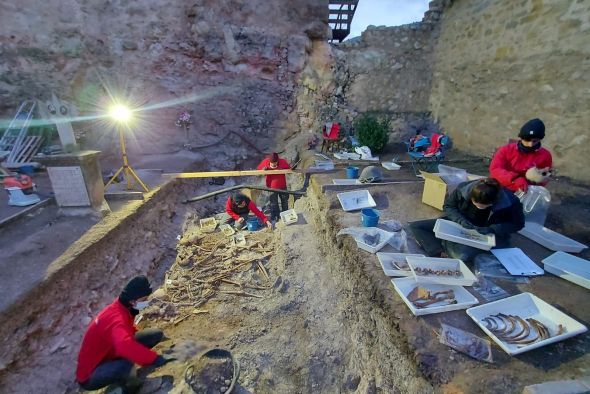 Exhuman los restos de diez víctimas de la Guerra Civil en la fosa común del cementerio de Albarracín