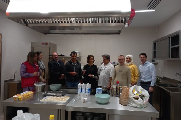 Un curso de Cruz Roja de cocina y pastelería estrena el aula taller de San Julián