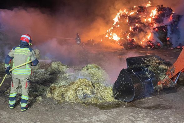 Los bomberos de la Diputación dan por extinguido el incendio en la granja de terneros en Fuentes Calientes