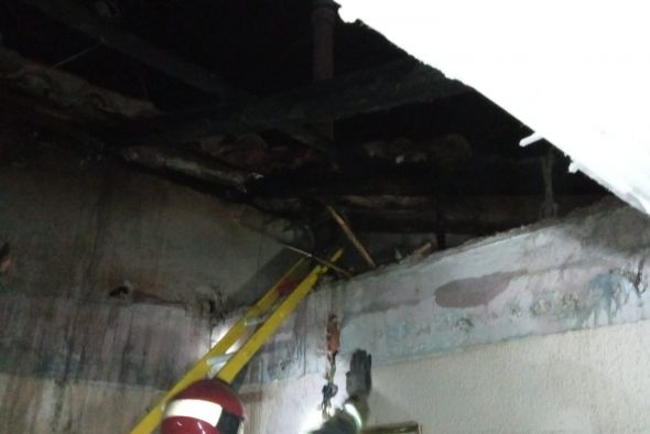 Bomberos de la DPT extinguen un incendio en una vivienda del barrio del Arrabal de Teruel