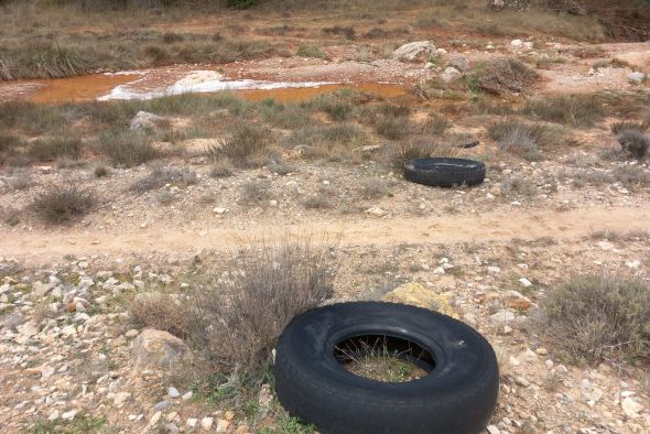 EMT solicita la limpieza de neumáticos tirados en la rambla del río Seco