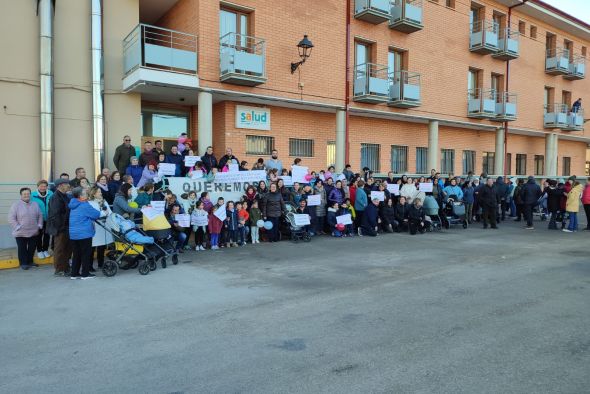 Concentración en Cedrillas para reclamar un pediatra en el centro sanitario