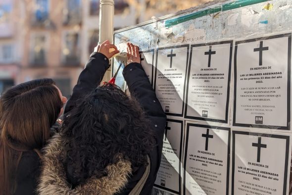 La asamblea 8M Teruel recuerda a las mujeres asesinadas colocando esquelas por las calles