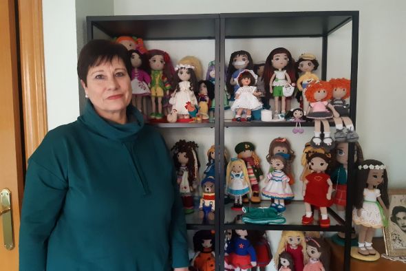 Amada Herrero expone en Cella su colección de muñecas de ganchillo
