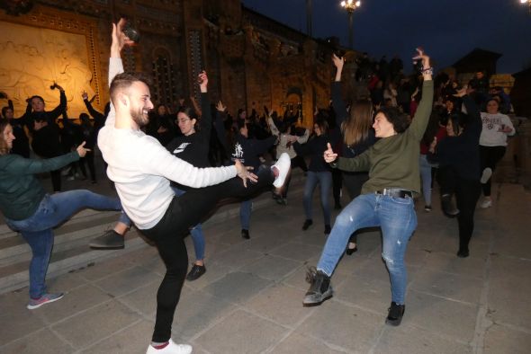 La Escalinata acoge un flashmob jotero en apoyo a los niños con cáncer