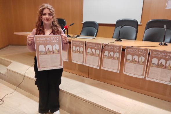 Iris Roche, autora del cartel de la XXXIX edición de la UVT: Es muy ilusionante que mi cartel se vaya a publicar de verdad y se la imagen de la Universidad de Verano de Teruel
